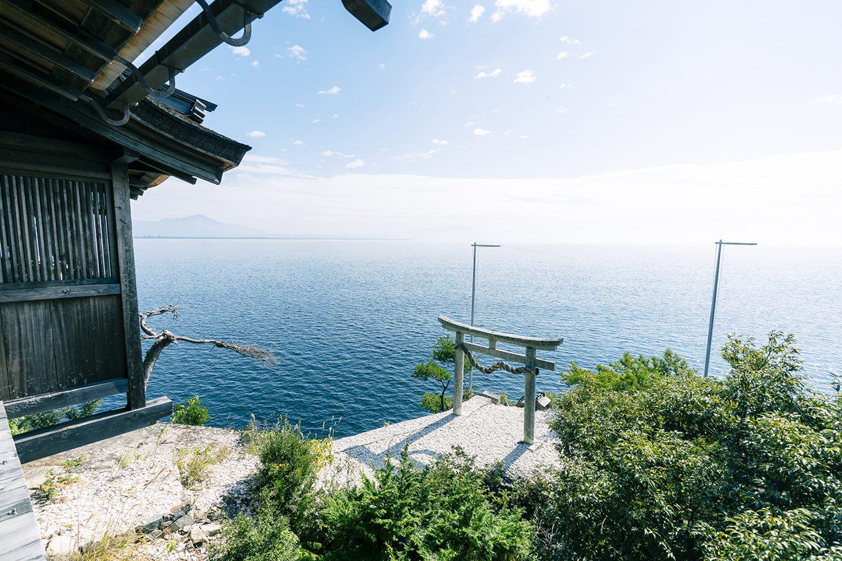 湖の見える神社