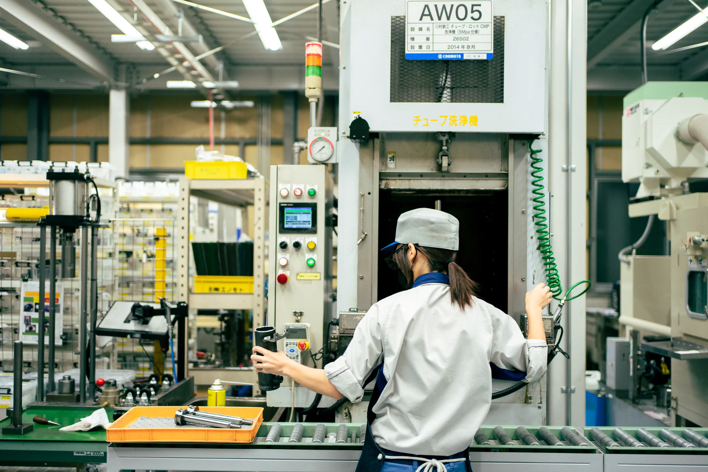 機械で作業している女性